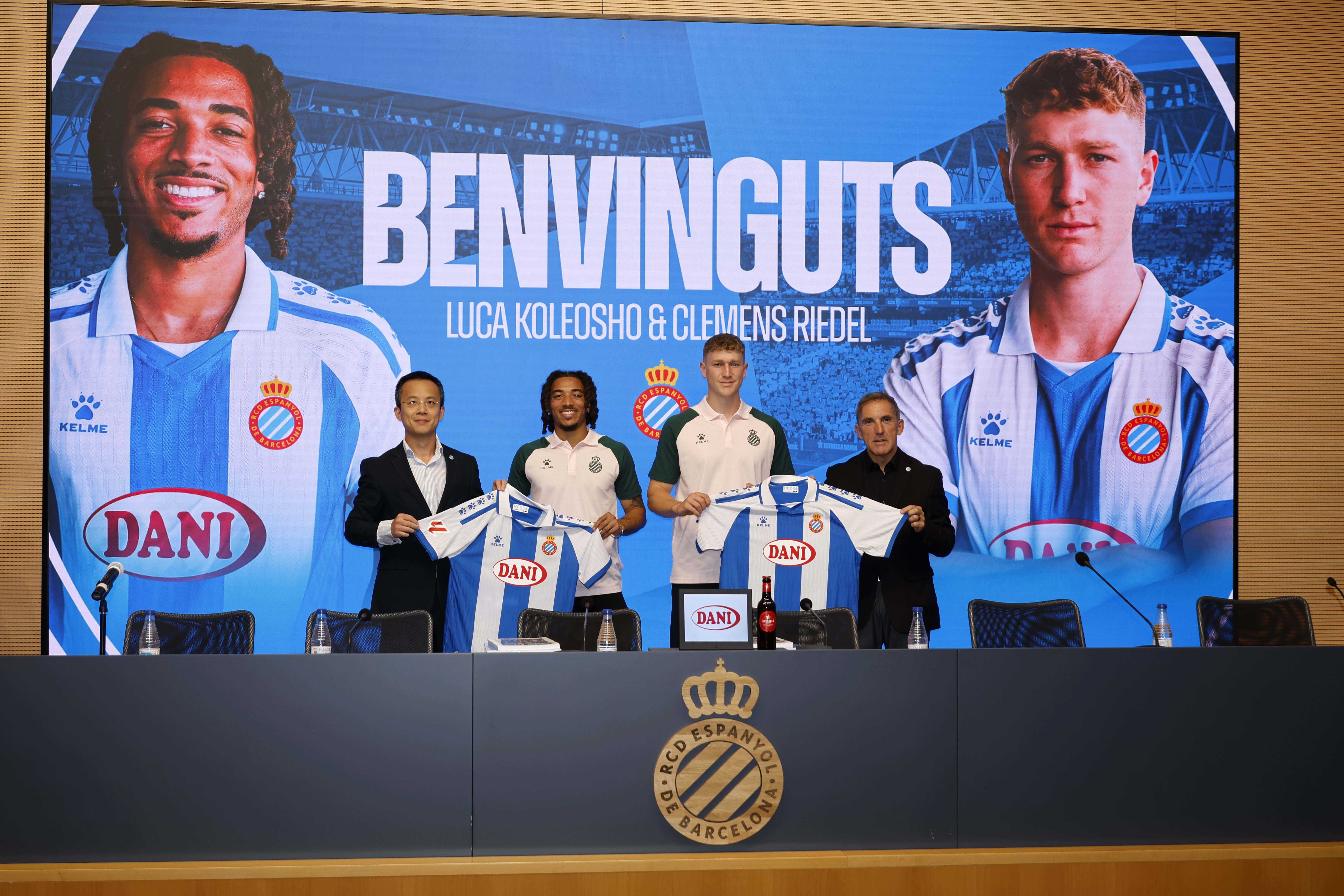 Koleosho i Riedel ja exerceixen de blanc-i-blaus