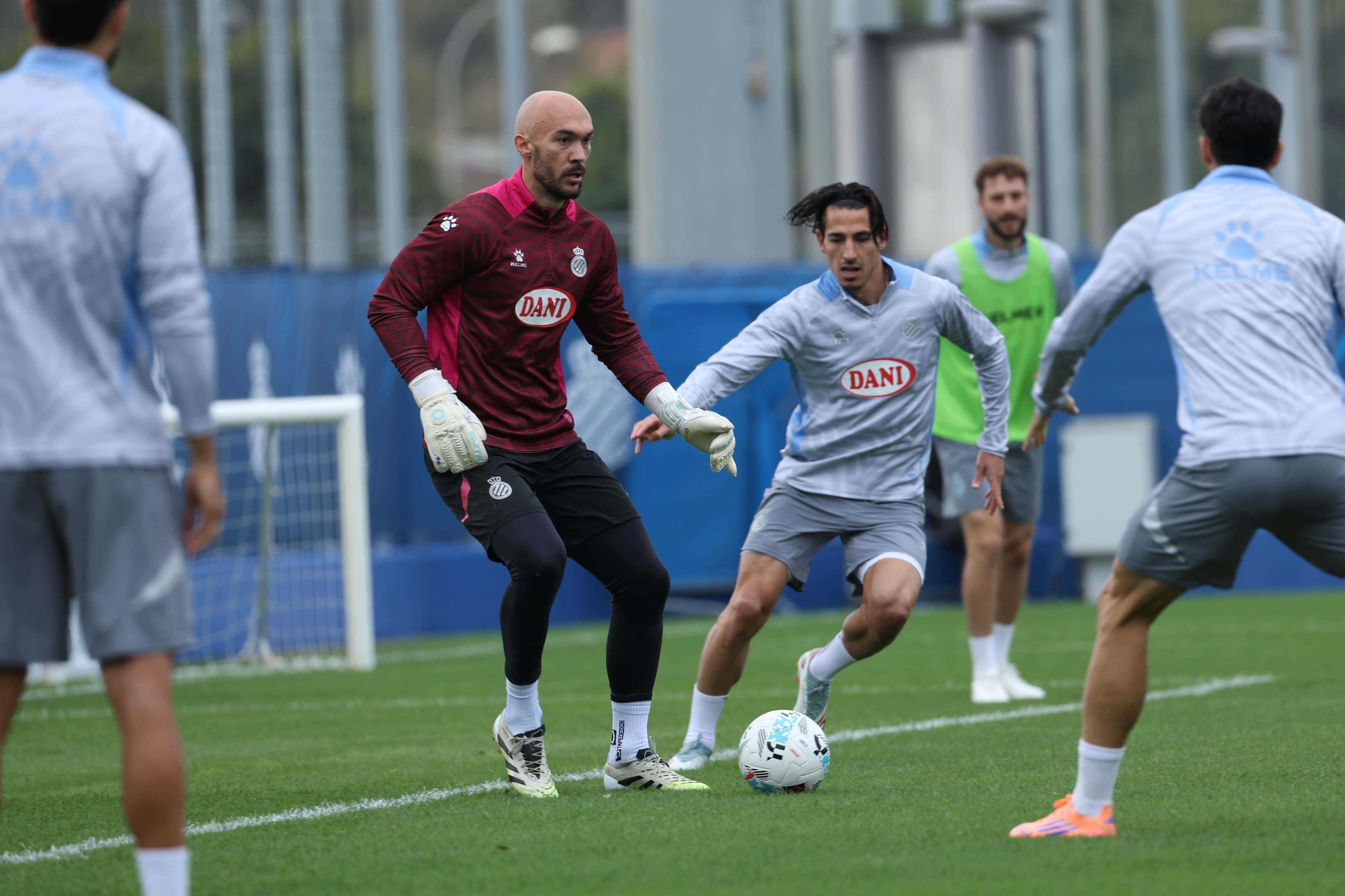 Pere Milla presiona a Marko Dmitrović - RCDE