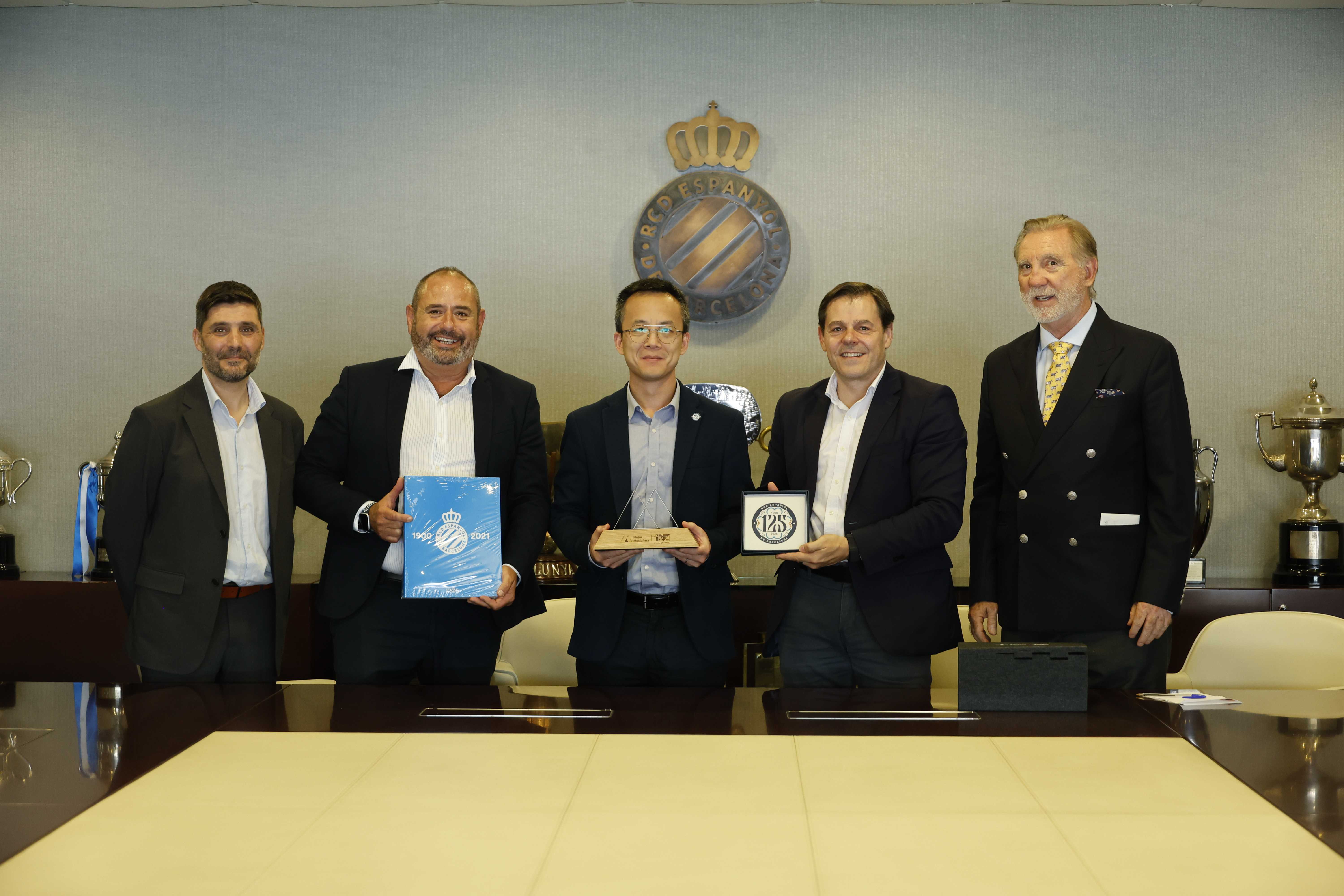 El RCD Espanyol i Mutua Montañesa celebren el seu vincle en un any d’aniversaris
