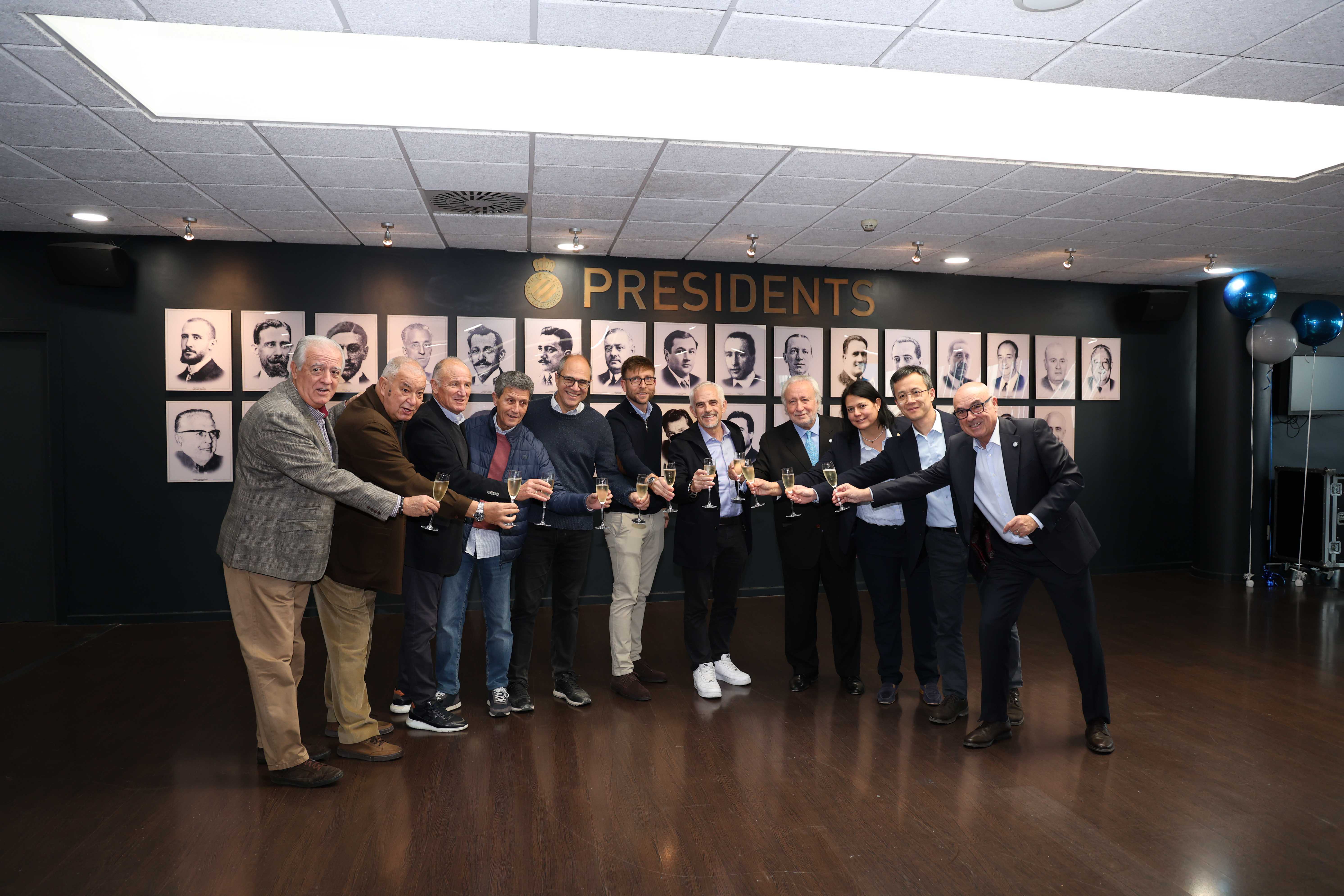 Un brindis ple d´esperança