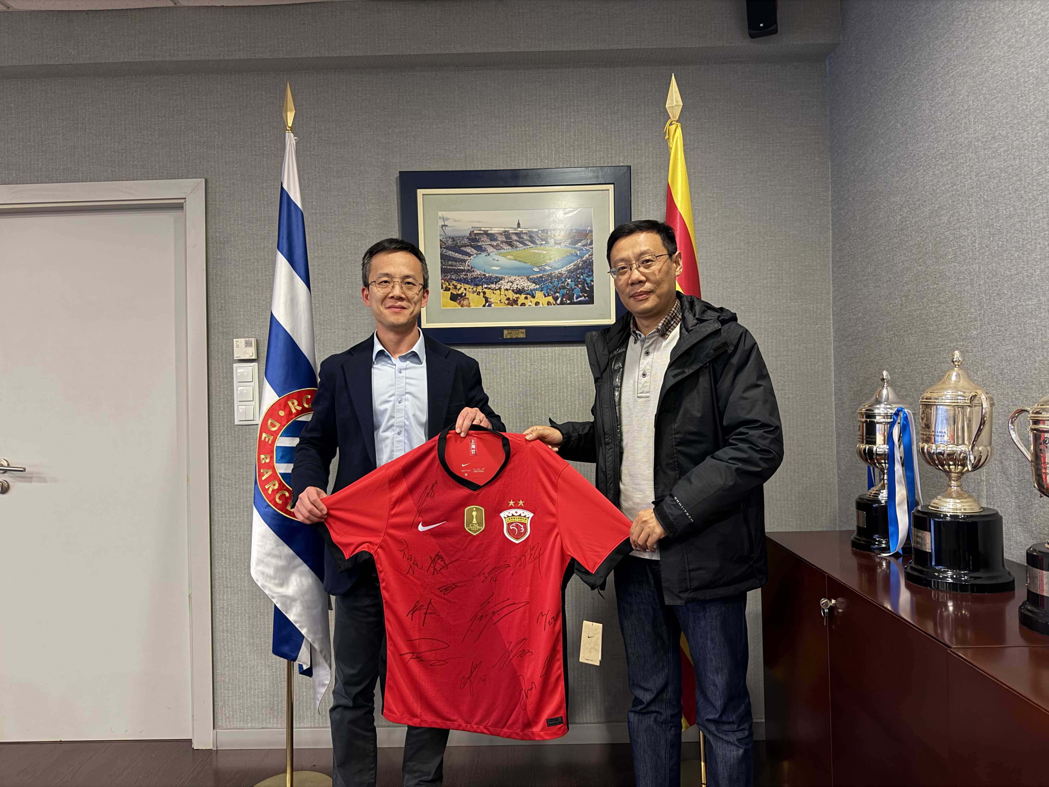La delegació del Shanghai Port FC fa una visita institucional al RCD Espanyol