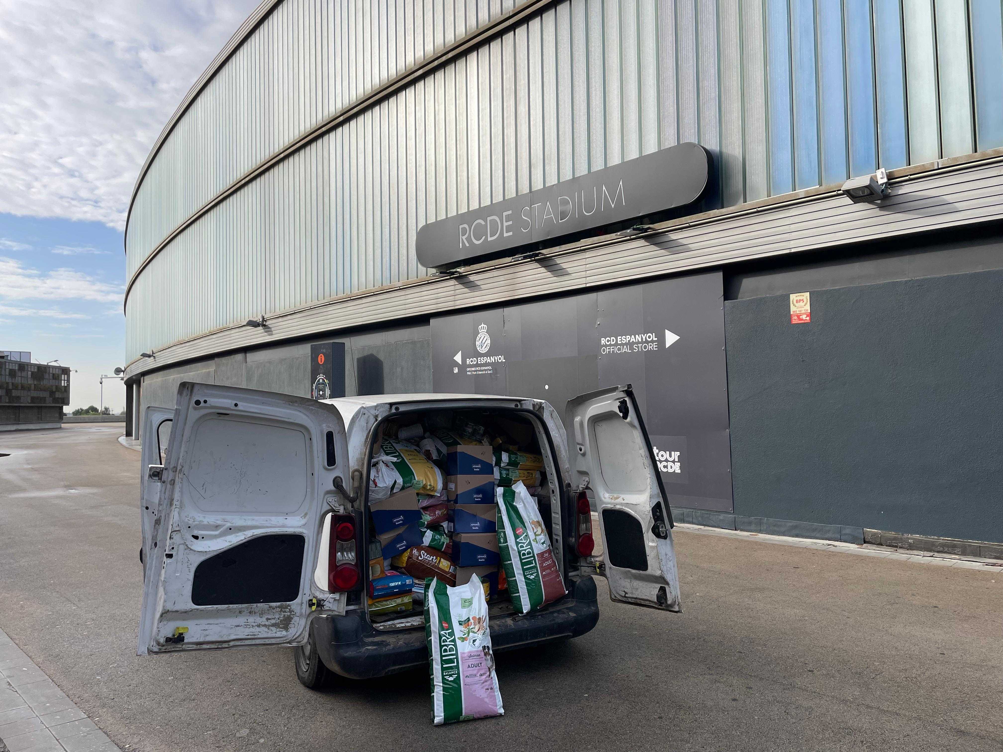 El RCD Espanyol lliura el material solidari de la campanya “Els pericos no abandonen”