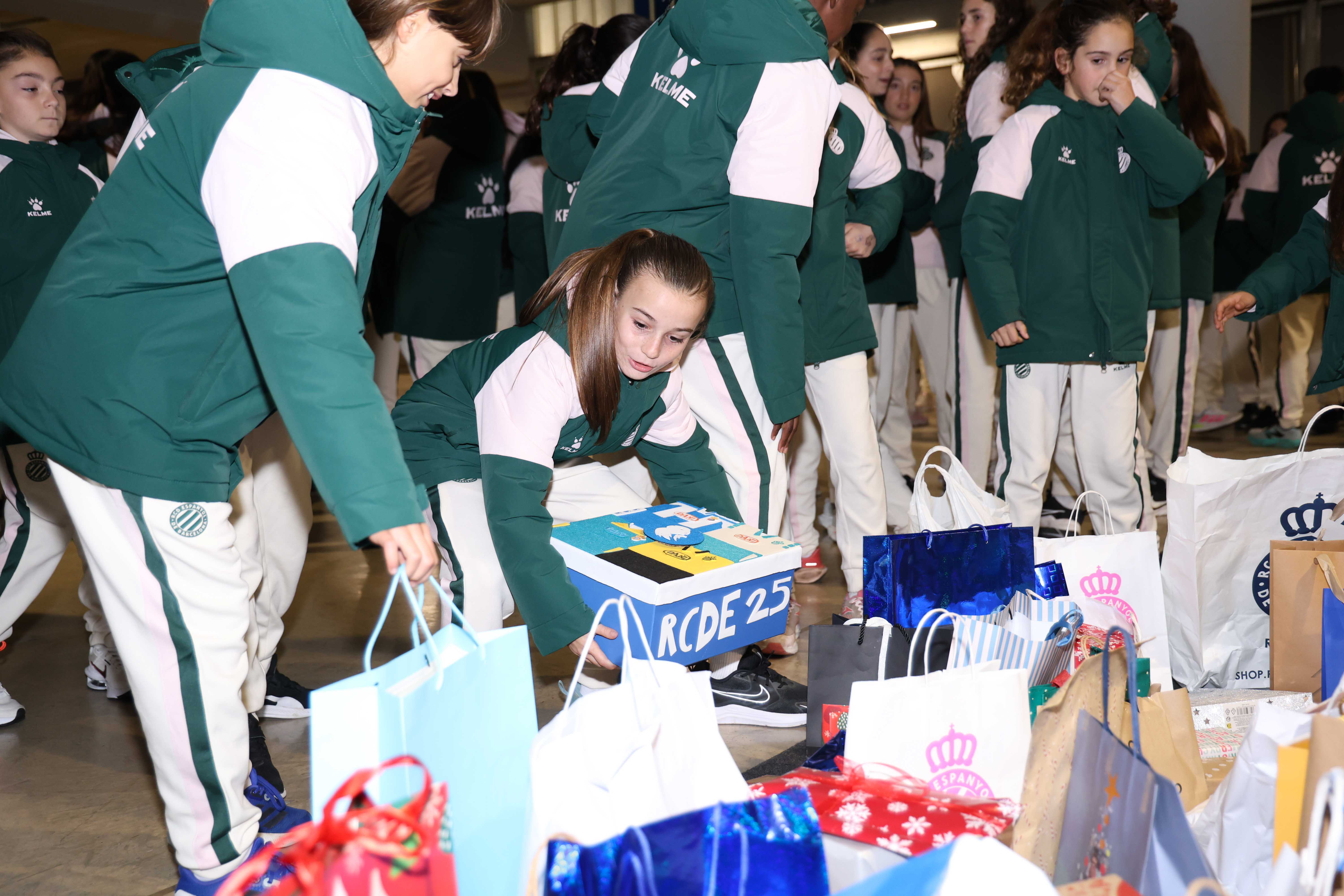 Los equipos femeninos de La21 celebran el amigo invisible en el RCDE Stadium