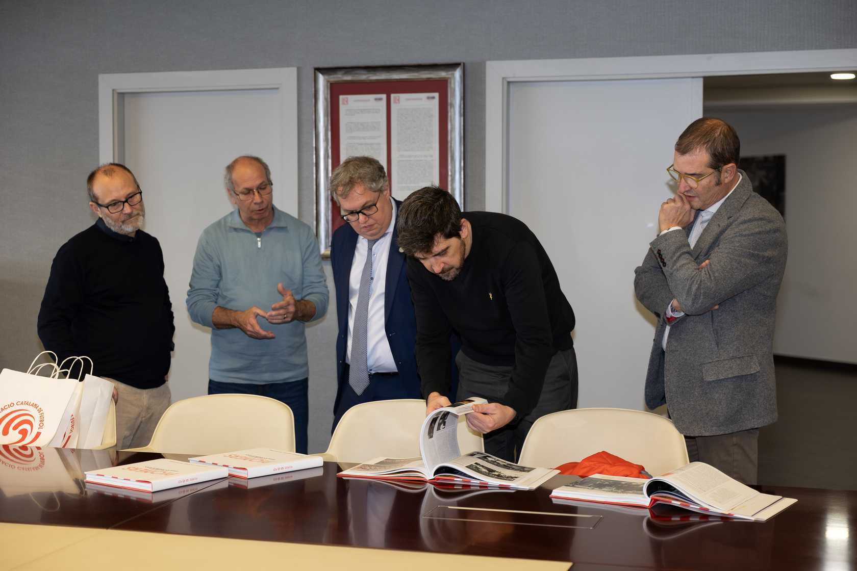 La Fundació RCDE recibe el libro del 125 aniversario de la Federació Catalana de Futbol