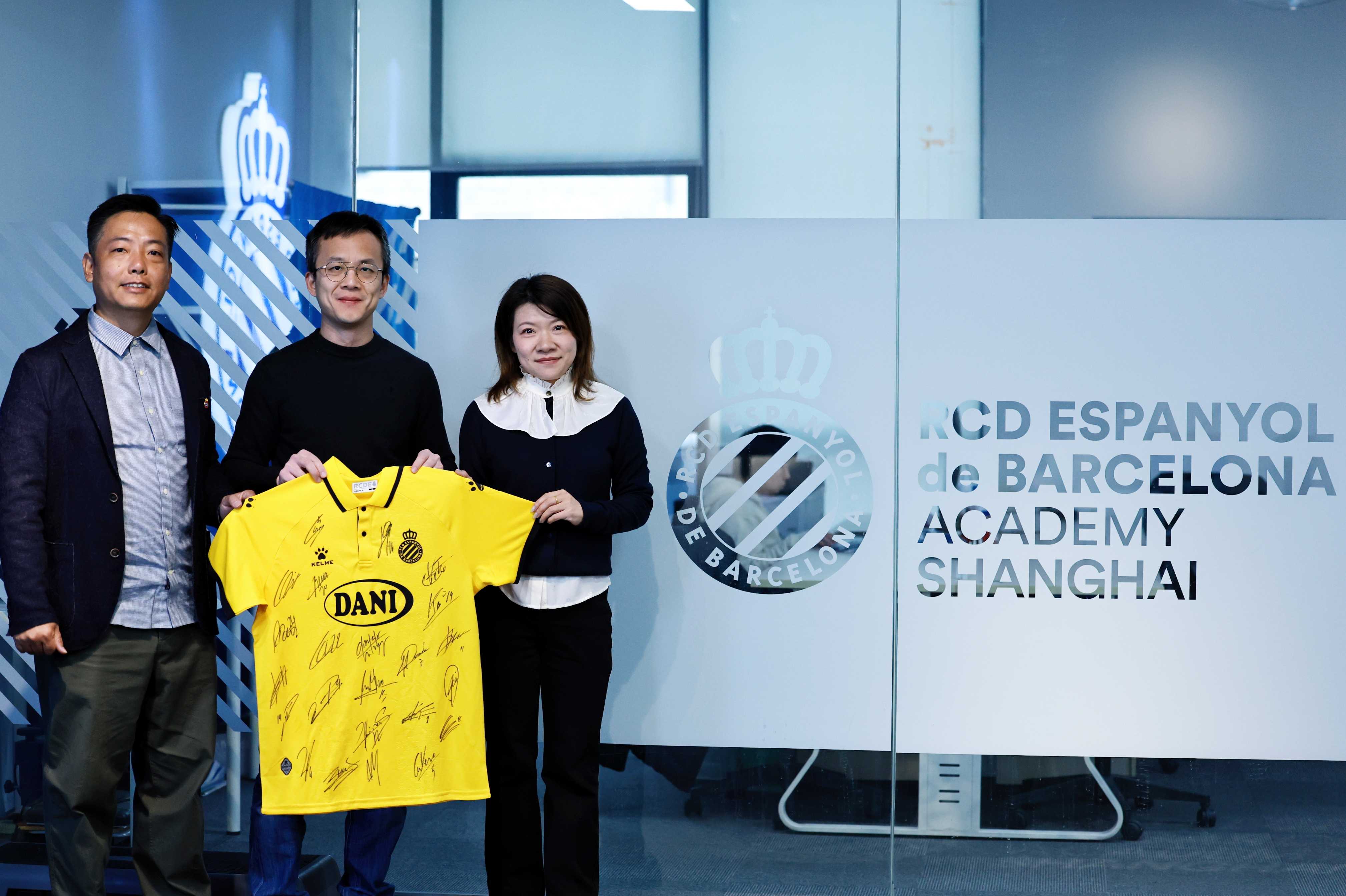 El RCD Espanyol reafirma el seu lideratge a la Xina en la visita a l’acadèmia més gran del club