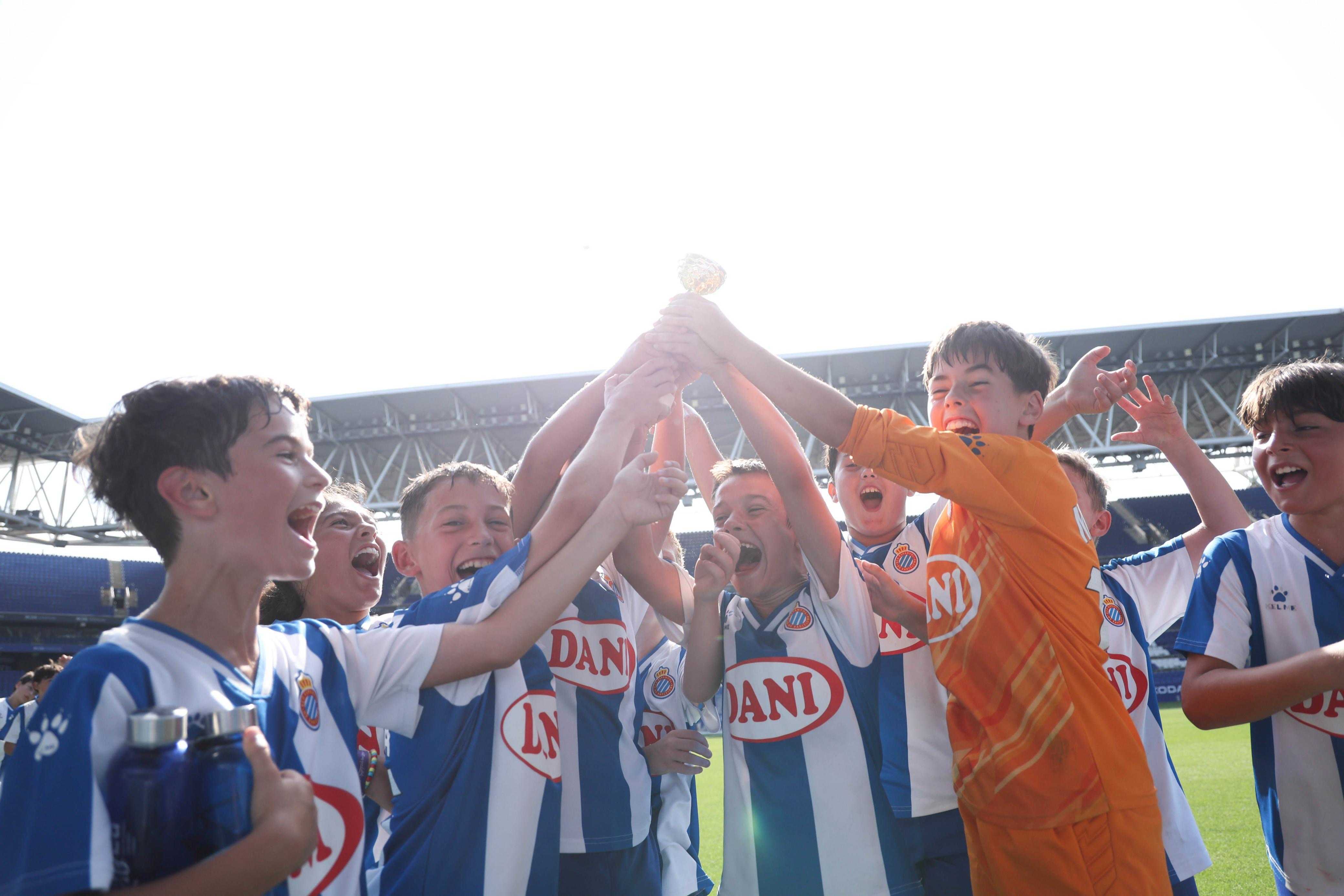 La Escola Dani Jarque celebra su gran fiesta de final de curso en el RCDE Stadium