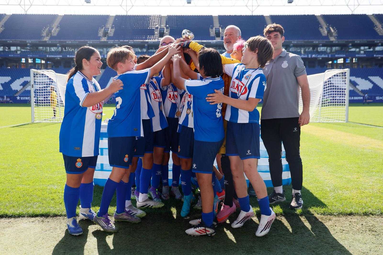 La RCDE Escola celebra la cloenda de la temporada al RCDE Stadium