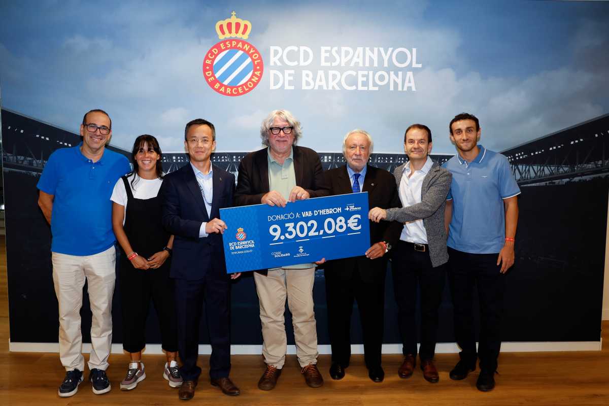 Entrega simbólica del cheque de la Cursa Solidària a Vall d’Hebron