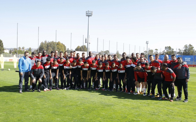西班牙人阿联酋足球学校的小学员们来访