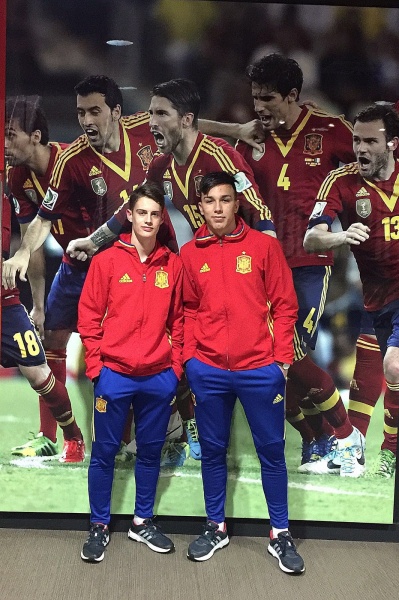 Pol Lozano y Adrián López, con la Sub-17