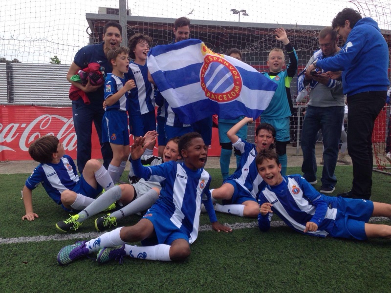 西班牙人U10梯队的足球少年获得联赛冠军