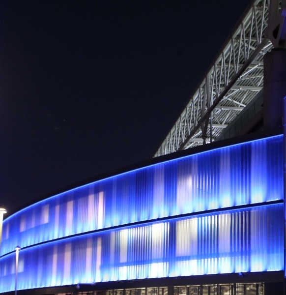 El RCDE Stadium se tiñe de azul por el autismo