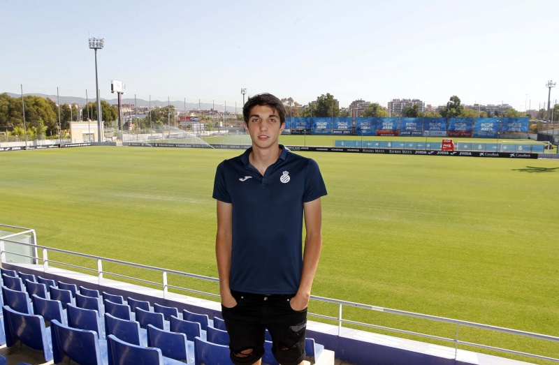 Édgar González renueva hasta 2020 y jugará cedido en la UE Cornellà