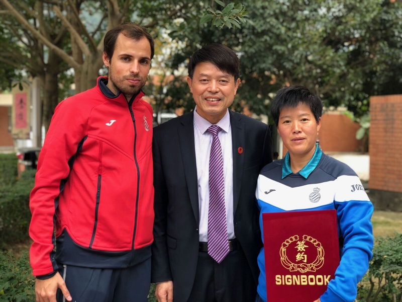 皇家西班牙人HLK足球学校和温岭中学达成合作协议