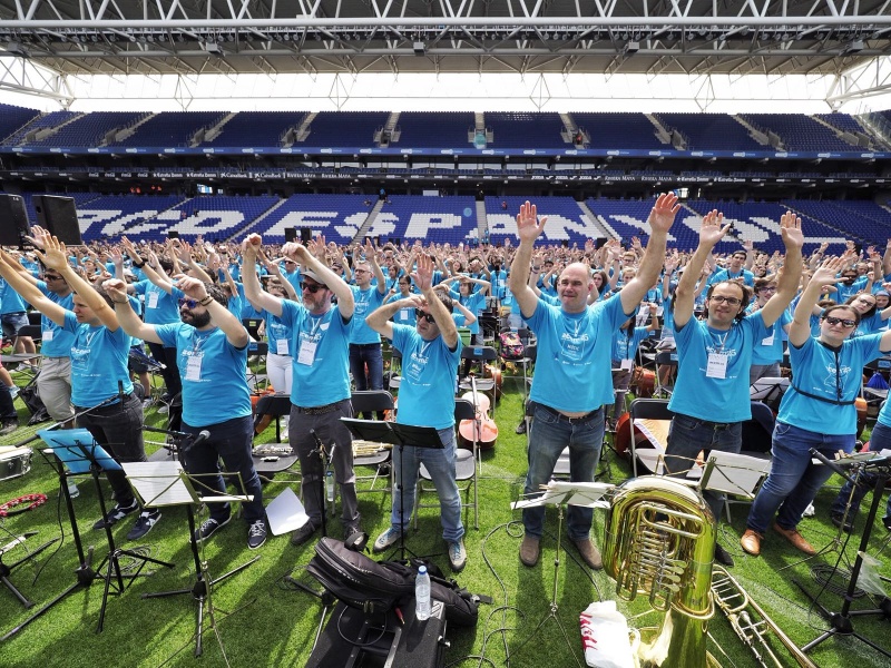 超过9,500人参加了在RCDE体育场举行的加泰罗尼亚音乐学校协会25周年音乐会